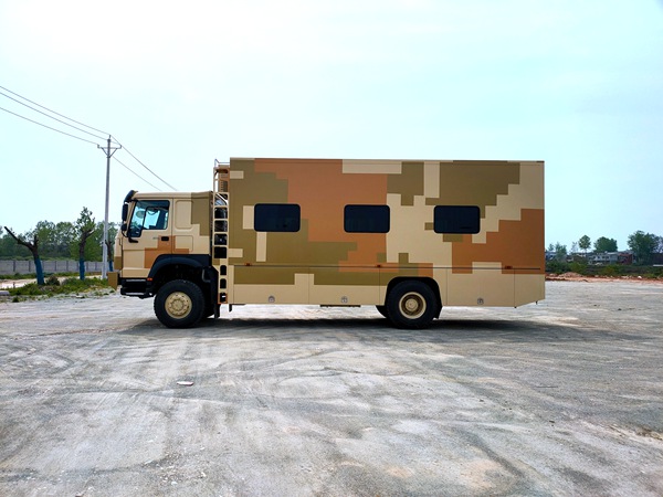 重汽豪沃四驅(qū)12人宿營(yíng)車