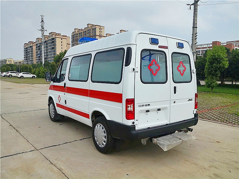 江鈴特順短軸中頂柴油版救護(hù)車