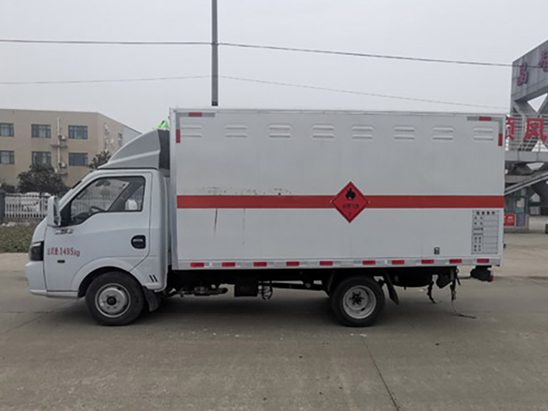 東風(fēng)途逸易燃液體（汽油）廂式運(yùn)輸車